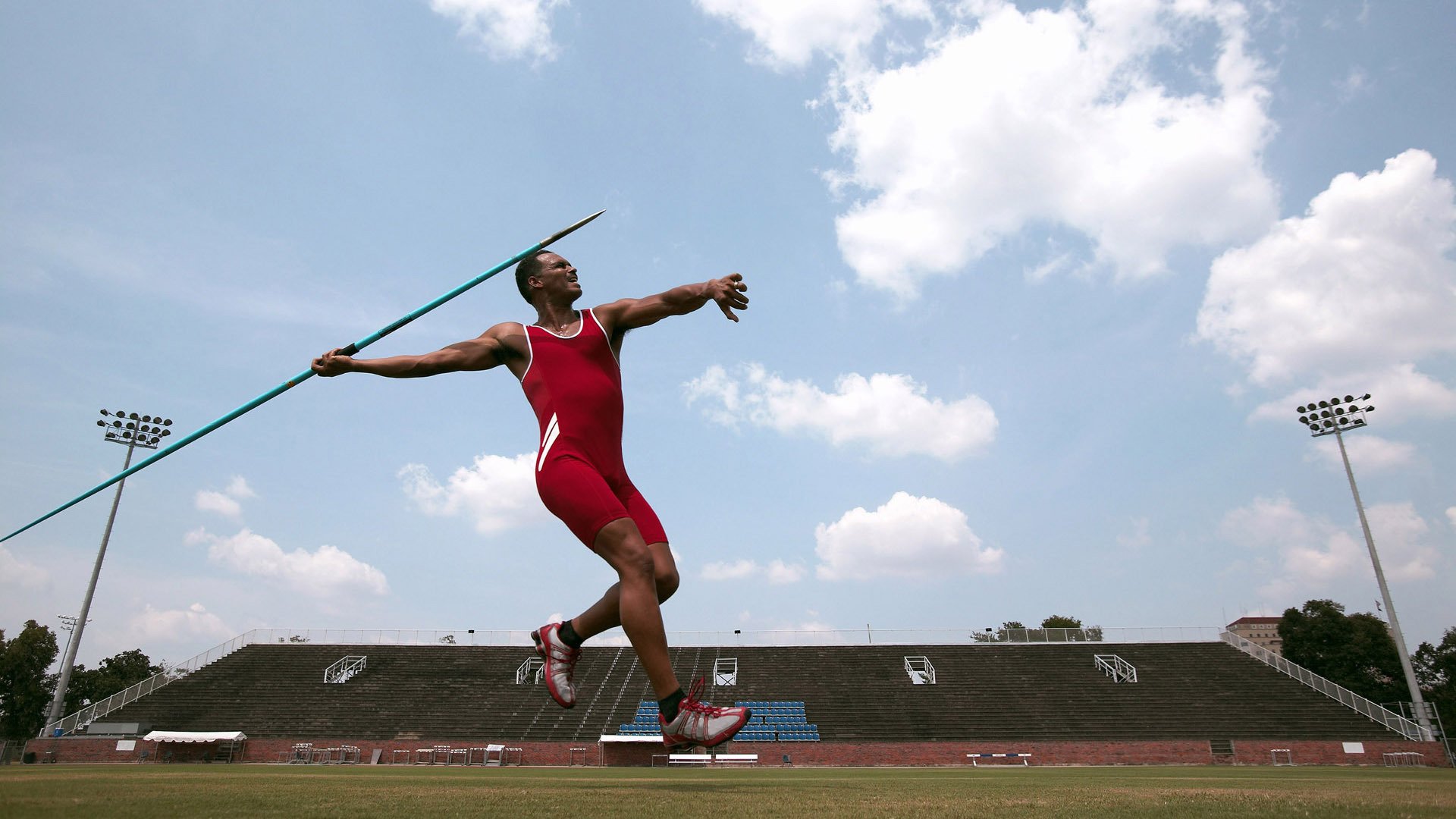 “篮球+健康”全民健身活动广受欢迎，助推体育产业升级，全民健身篮球场