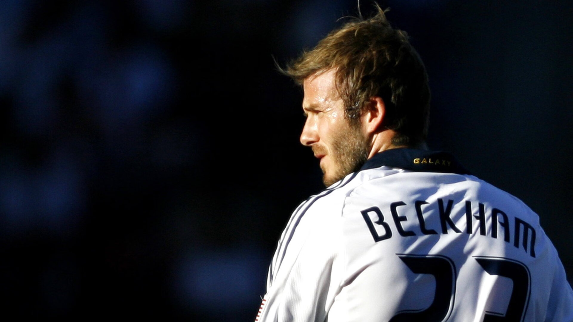 拜仁边路传中：多次利用宽度撕裂防线，战术奏效，拜仁左边路